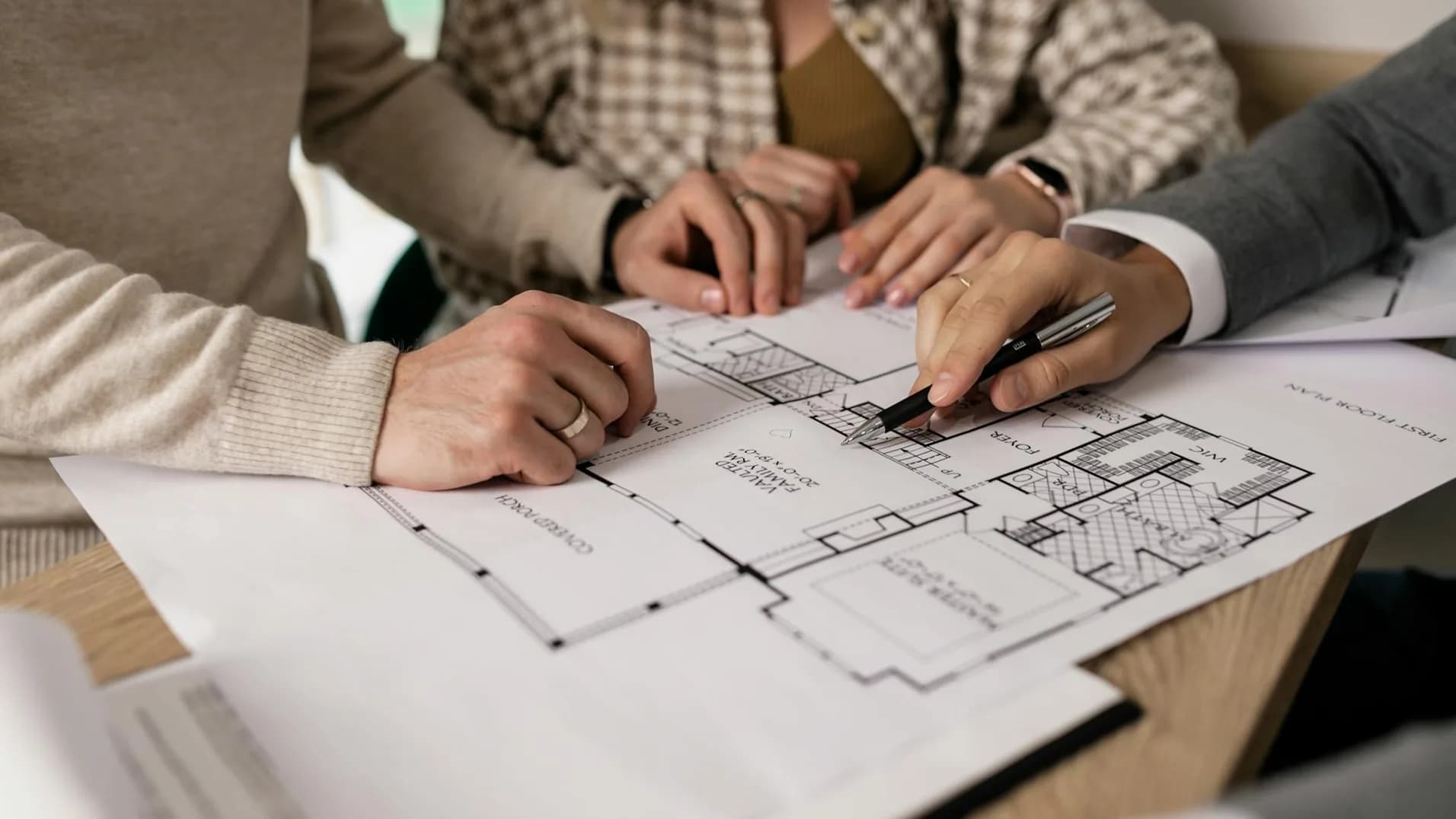 Étude du plan d’un bien immobilier avec Immobilière Genevoise Étude du plan d’un bien immobilier avec Immobilière Genevoise