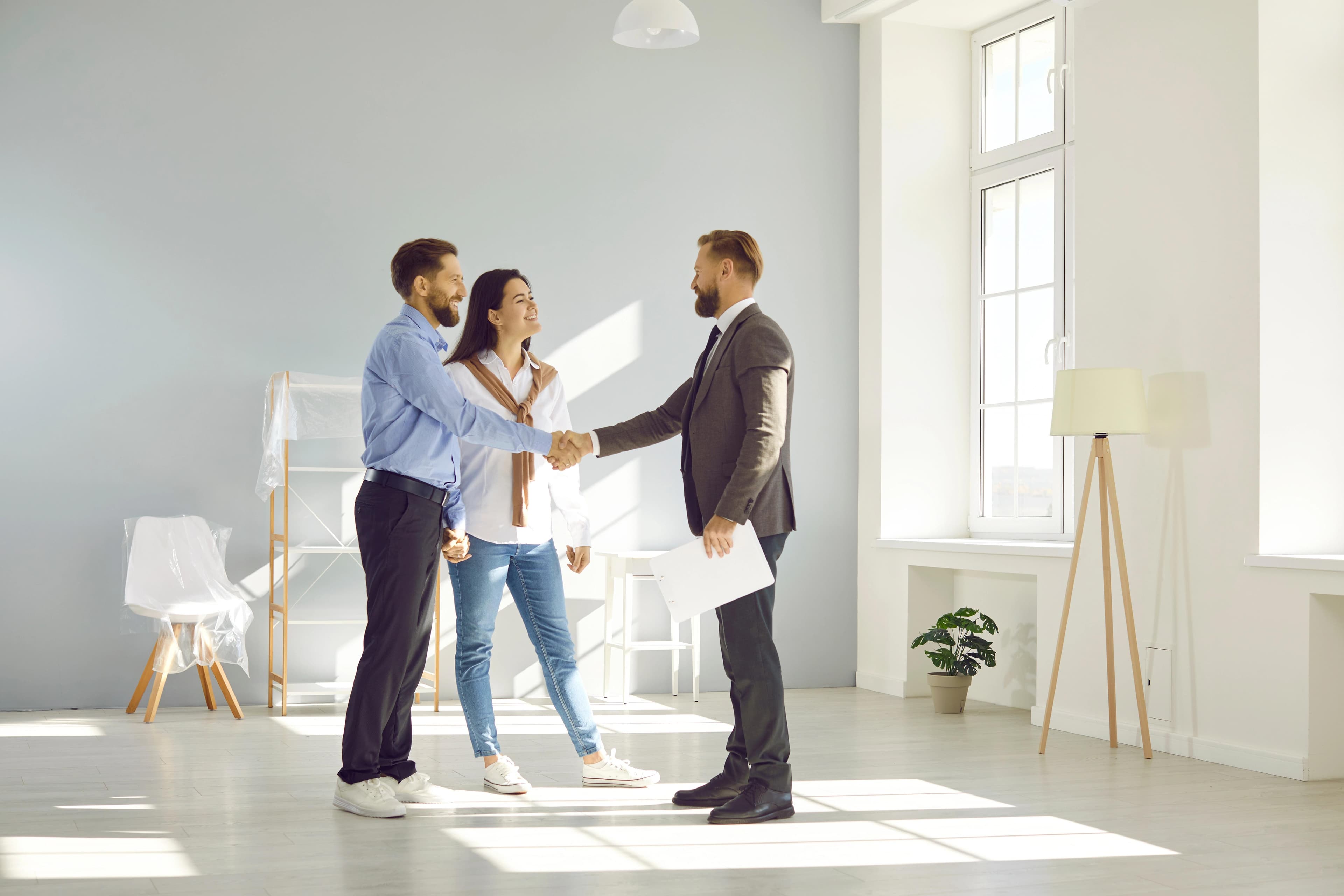 Les courtiers immobiliers locaux accompagnent les acquéreurs lors des visites de biens. Les courtiers immobiliers locaux accompagnent les acquéreurs lors des visites de biens.